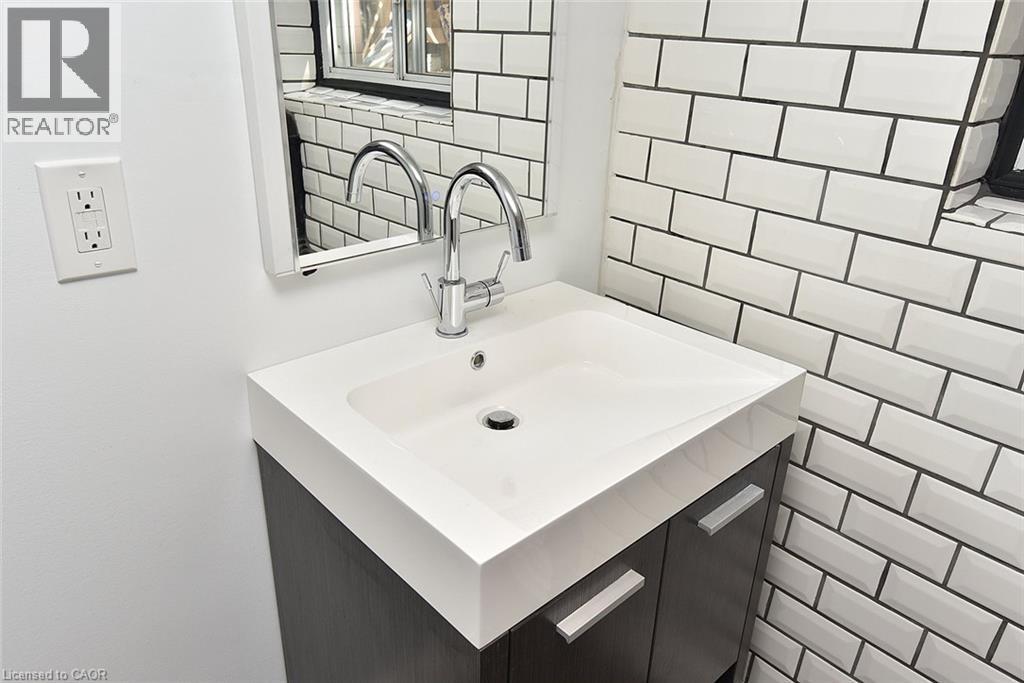 70 Kensington Avenue N, Hamilton, ON
