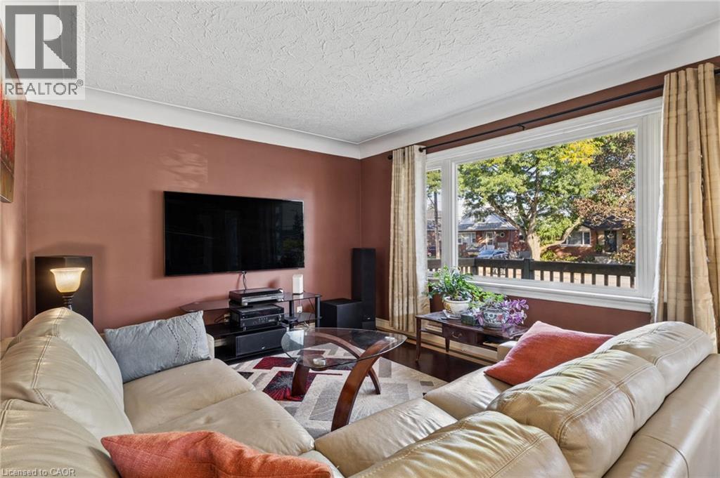 Expansive window offering abundant light, crown molding, and wood-finish flooring - 366 East 17Th Street, Hamilton, ON