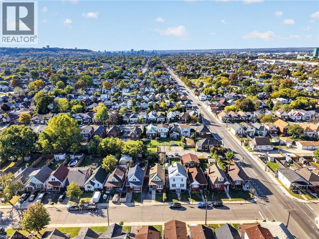 Expansive suburban neighborhood with dense housing and abundant mature trees - 215 Paling Avenue, Hamilton, ON