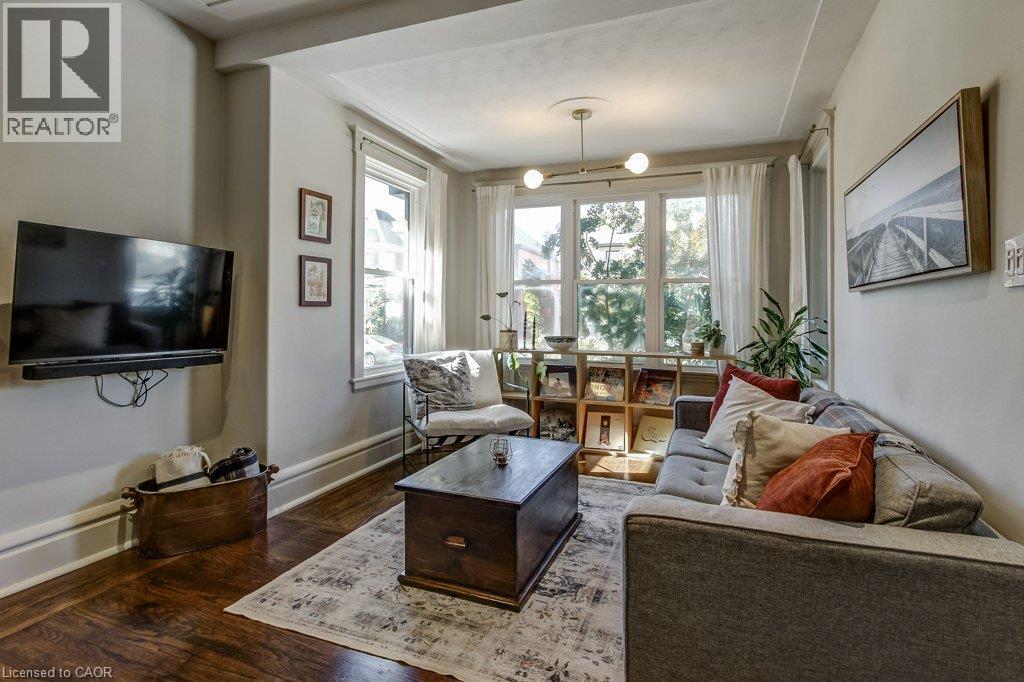 Hardwood flooring, recessed ceiling, large multi-pane windows, and a ceiling-mounted light fixture - 43 Rosslyn Avenue S, Hamilton, ON