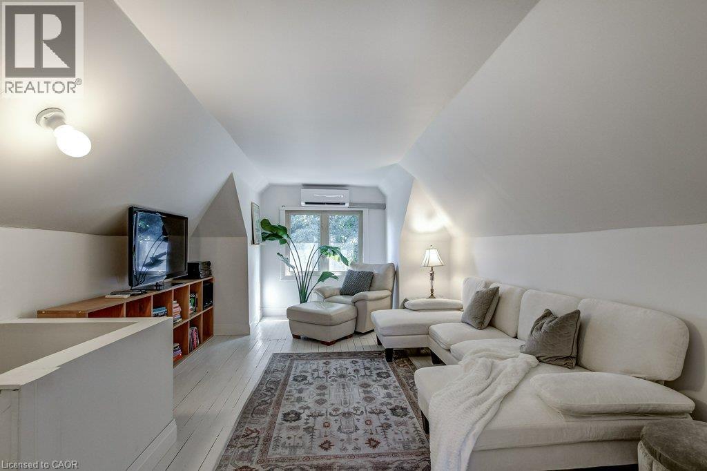 Vaulted ceilings, white-painted wood flooring, and an heat pump climate control unit - 43 Rosslyn Avenue S, Hamilton, ON