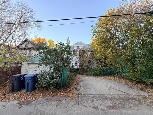 960 Grosvenor Ave, Winnipeg, MB