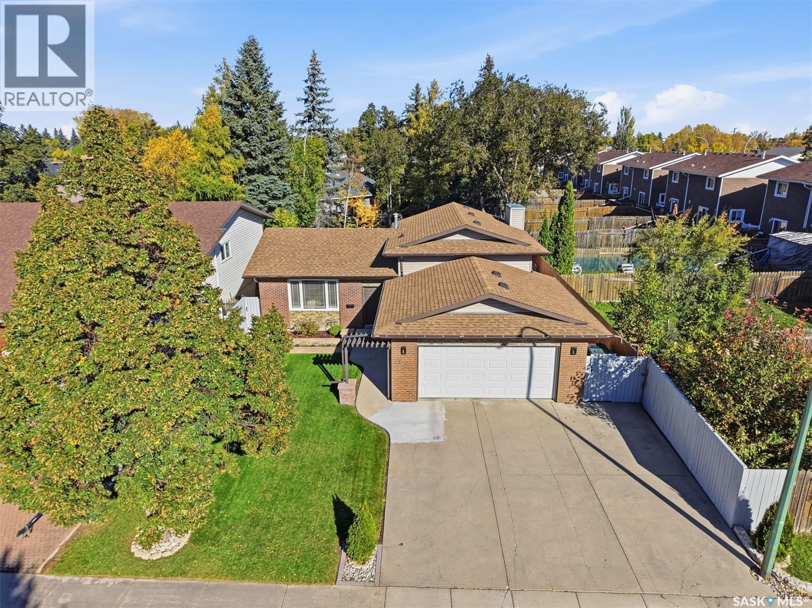 62 Chomyn Crescent, Saskatoon, SK