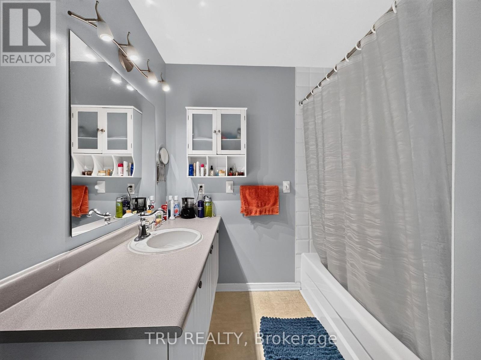Main Bathroom - 75 Silverlace Private, Ottawa, ON