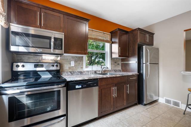 714 Henderson Hwy, Winnipeg, MB - Indoor Photo Showing Kitchen