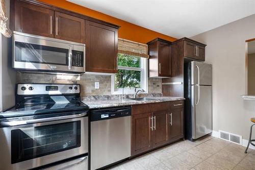 714 Henderson Hwy, Winnipeg, MB - Indoor Photo Showing Kitchen