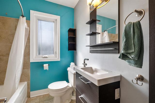 714 Henderson Hwy, Winnipeg, MB - Indoor Photo Showing Bathroom