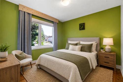 714 Henderson Hwy, Winnipeg, MB - Indoor Photo Showing Bedroom