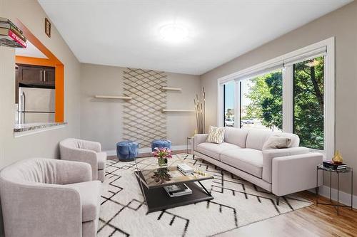 714 Henderson Hwy, Winnipeg, MB - Indoor Photo Showing Living Room
