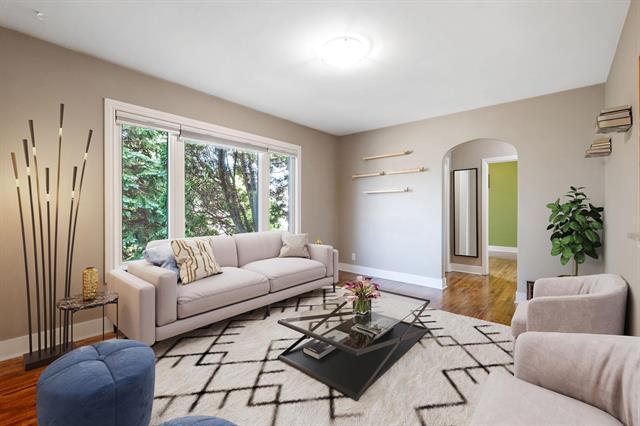 714 Henderson Hwy, Winnipeg, MB - Indoor Photo Showing Living Room