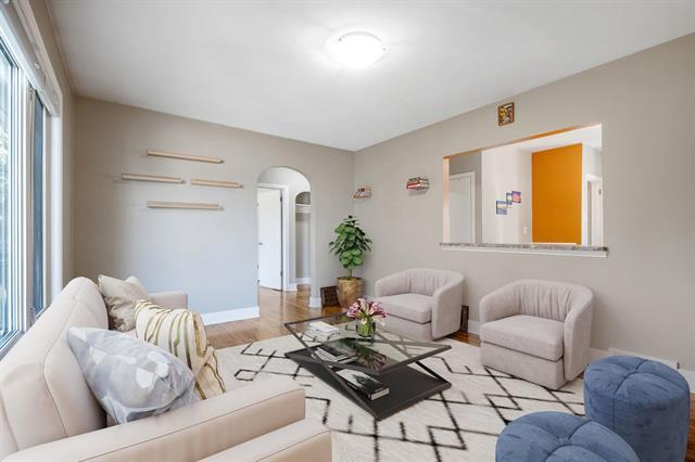 714 Henderson Hwy, Winnipeg, MB - Indoor Photo Showing Living Room