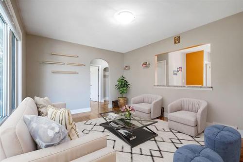 714 Henderson Hwy, Winnipeg, MB - Indoor Photo Showing Living Room