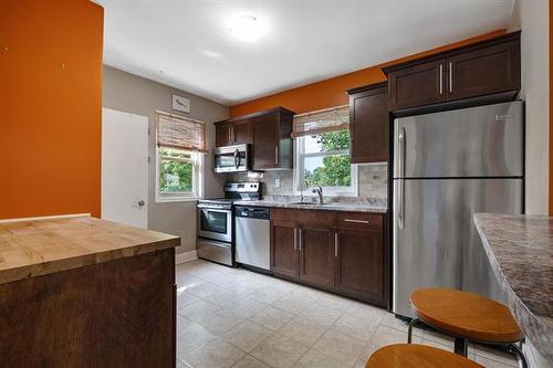 714 Henderson Hwy, Winnipeg, MB - Indoor Photo Showing Kitchen