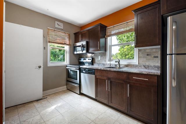 714 Henderson Hwy, Winnipeg, MB - Indoor Photo Showing Kitchen