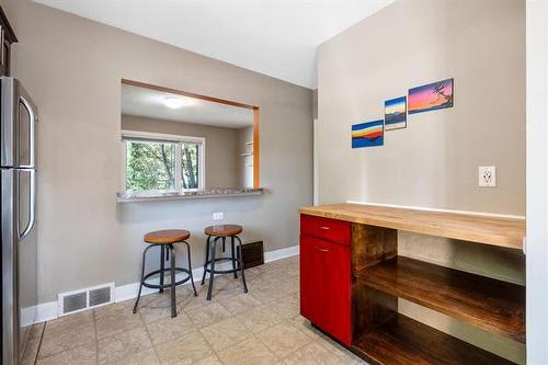 714 Henderson Hwy, Winnipeg, MB - Indoor Photo Showing Other Room