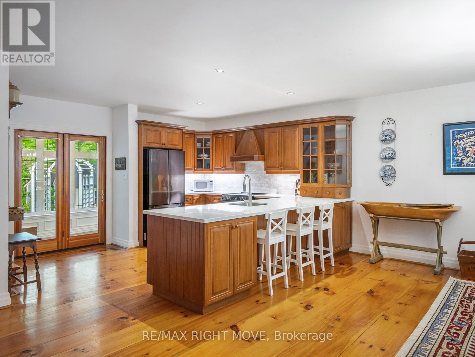 7135 Pond Street, Mississauga, ON - Indoor Photo Showing Kitchen