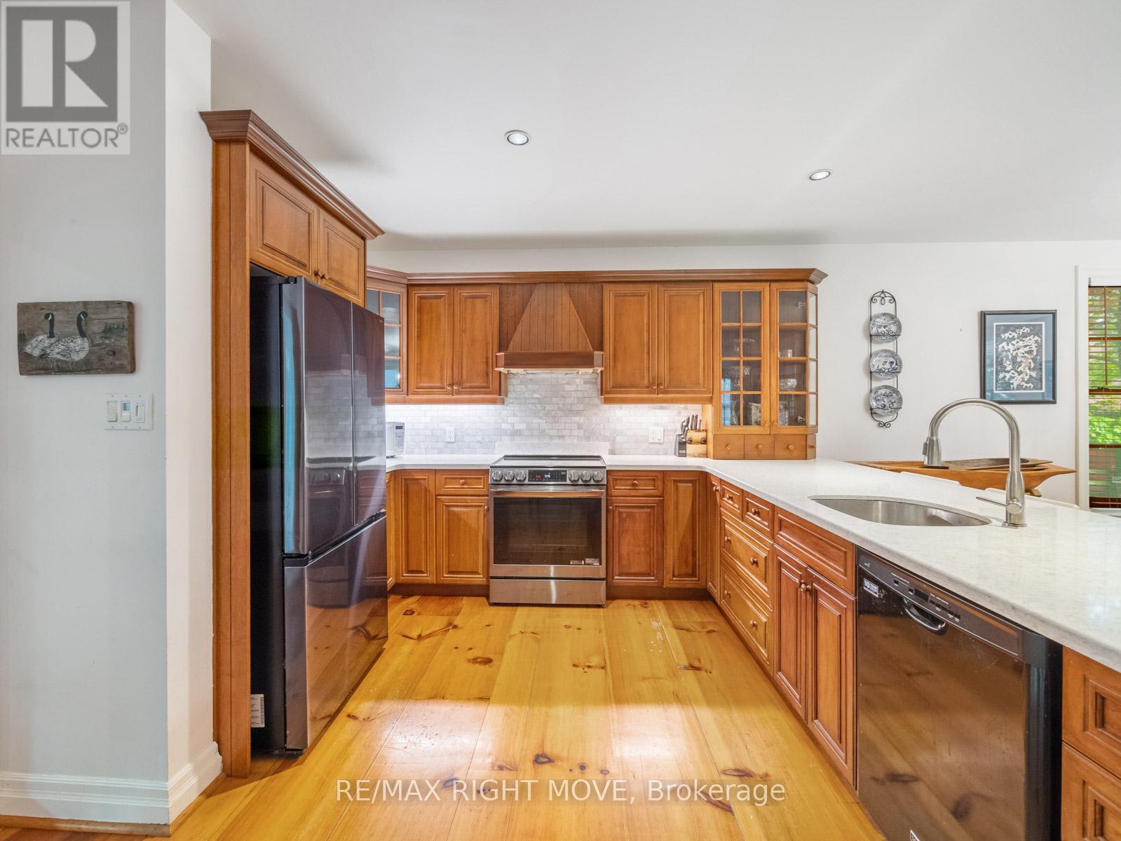 7135 Pond Street, Mississauga, ON - Indoor Photo Showing Kitchen