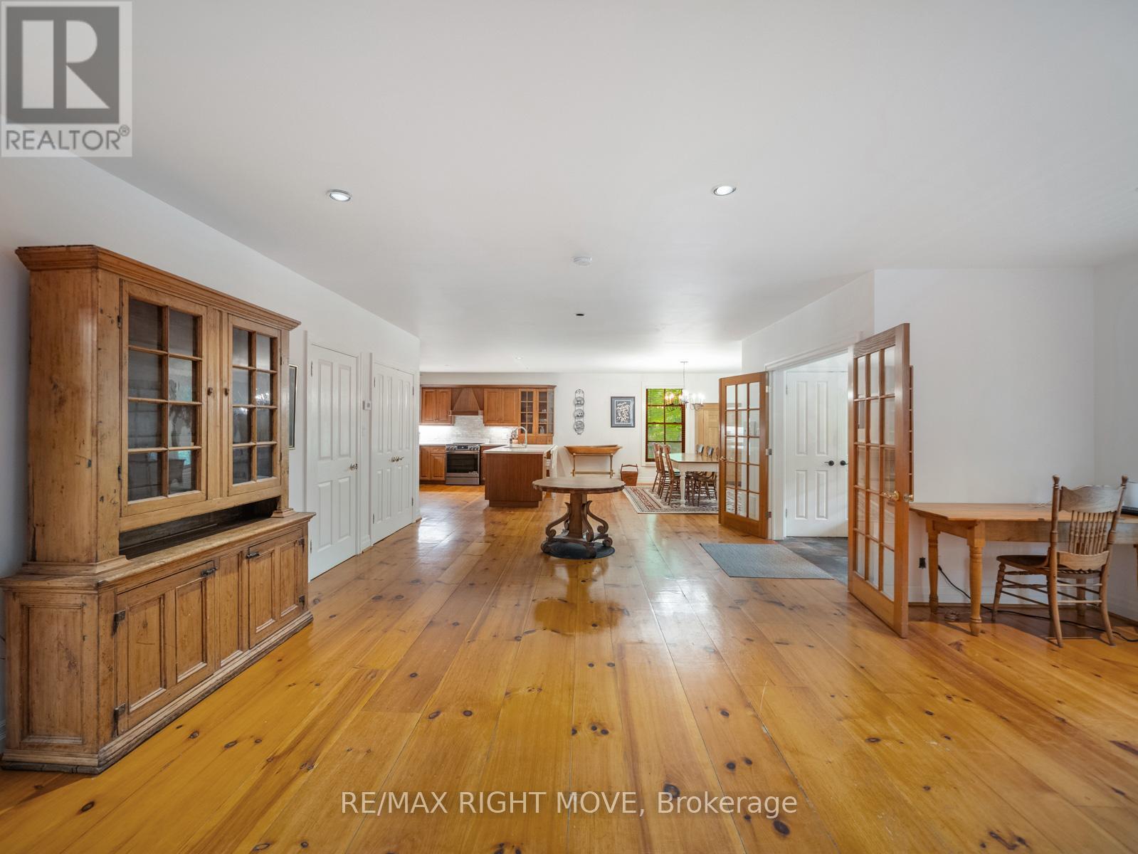 7135 Pond Street, Mississauga, ON - Indoor