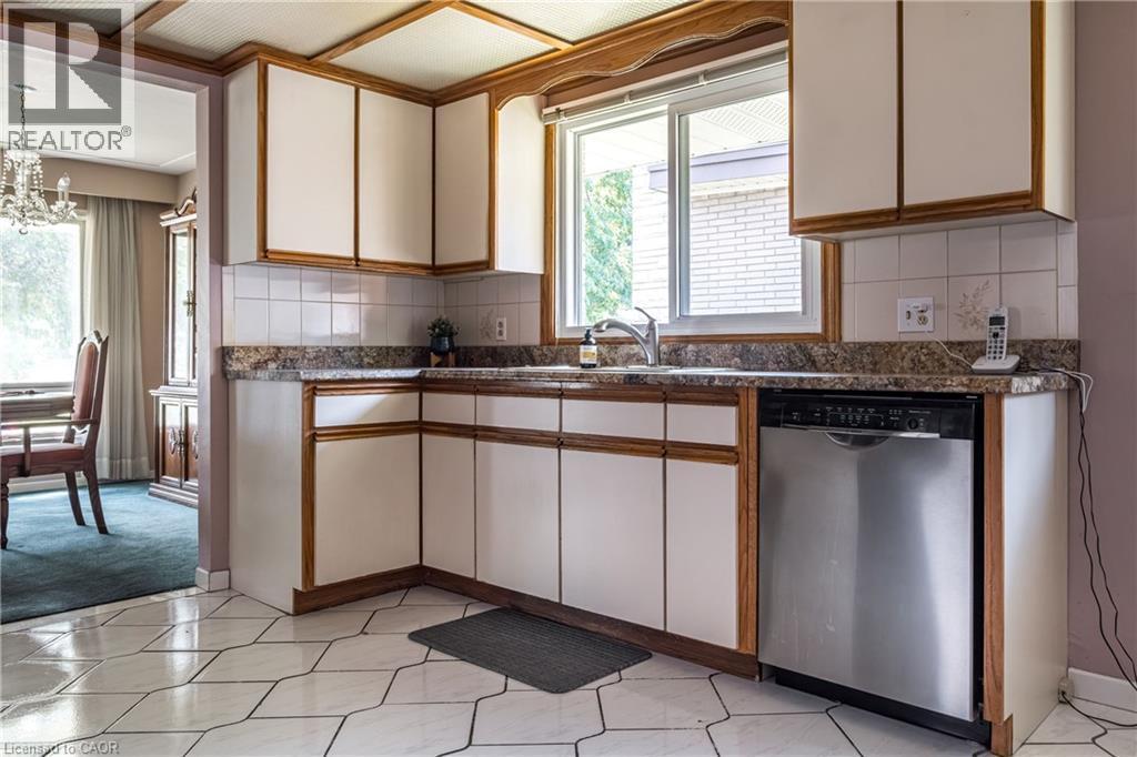 14 Woodside Drive, Hamilton, ON - Indoor Photo Showing Kitchen