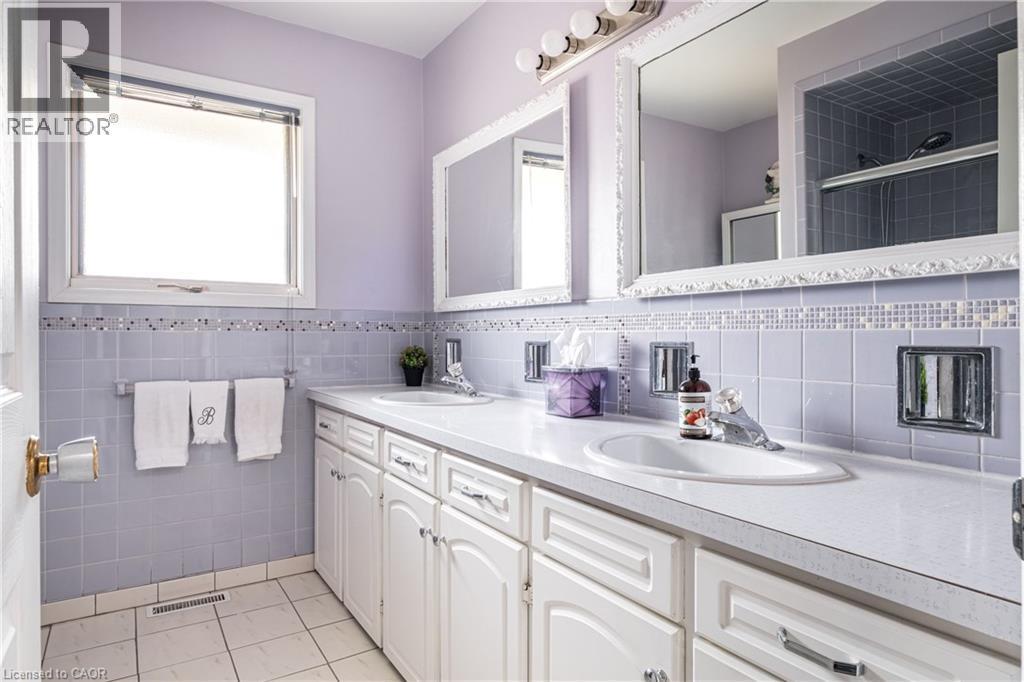 14 Woodside Drive, Hamilton, ON - Indoor Photo Showing Bathroom