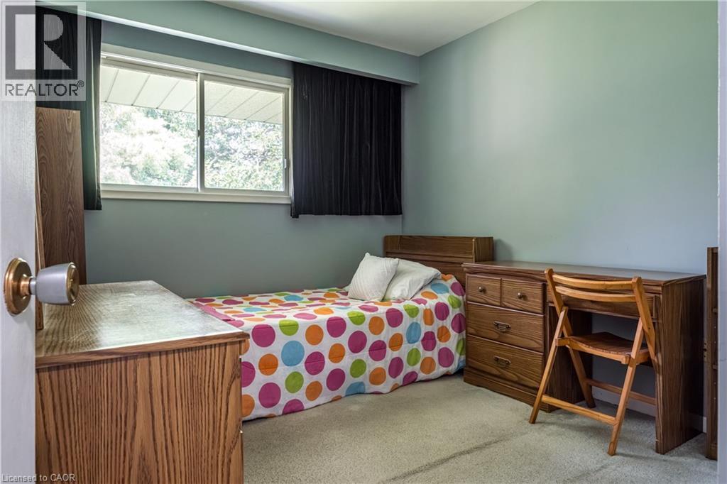 14 Woodside Drive, Hamilton, ON - Indoor Photo Showing Bedroom