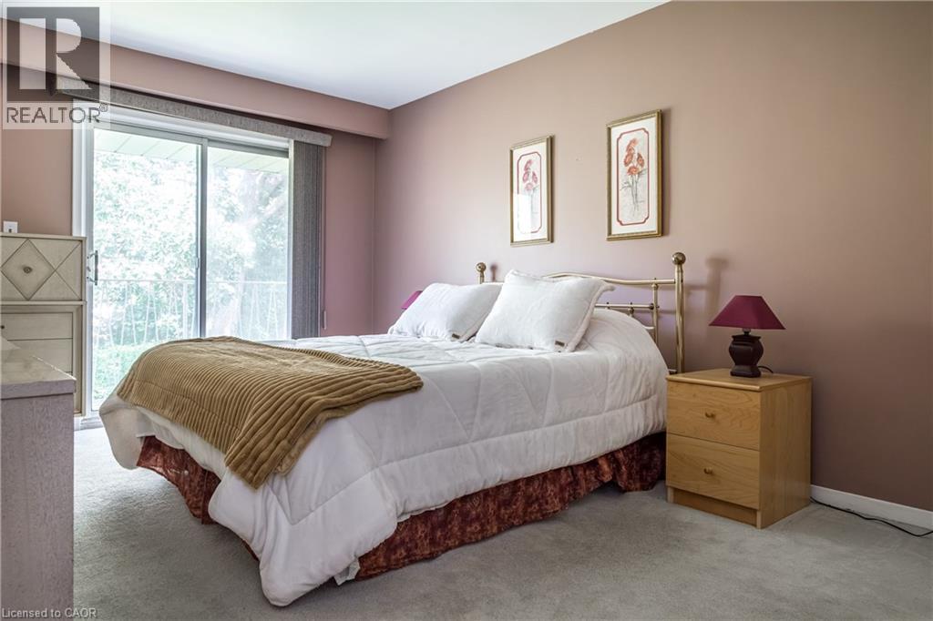 14 Woodside Drive, Hamilton, ON - Indoor Photo Showing Bedroom