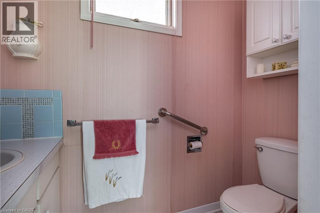 14 Woodside Drive, Hamilton, ON - Indoor Photo Showing Bathroom