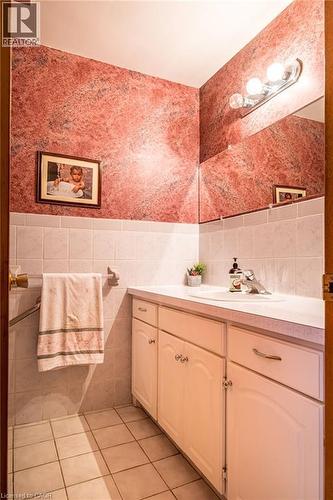 14 Woodside Drive, Hamilton, ON - Indoor Photo Showing Bathroom