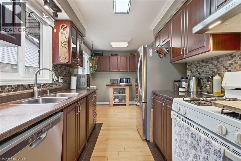 49 Markson Crescent, Hamilton, ON - Indoor Photo Showing Kitchen With Double Sink