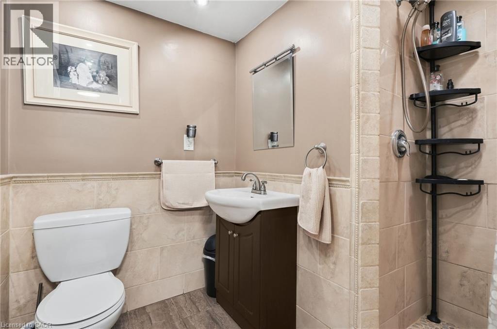 49 Markson Crescent, Hamilton, ON - Indoor Photo Showing Bathroom