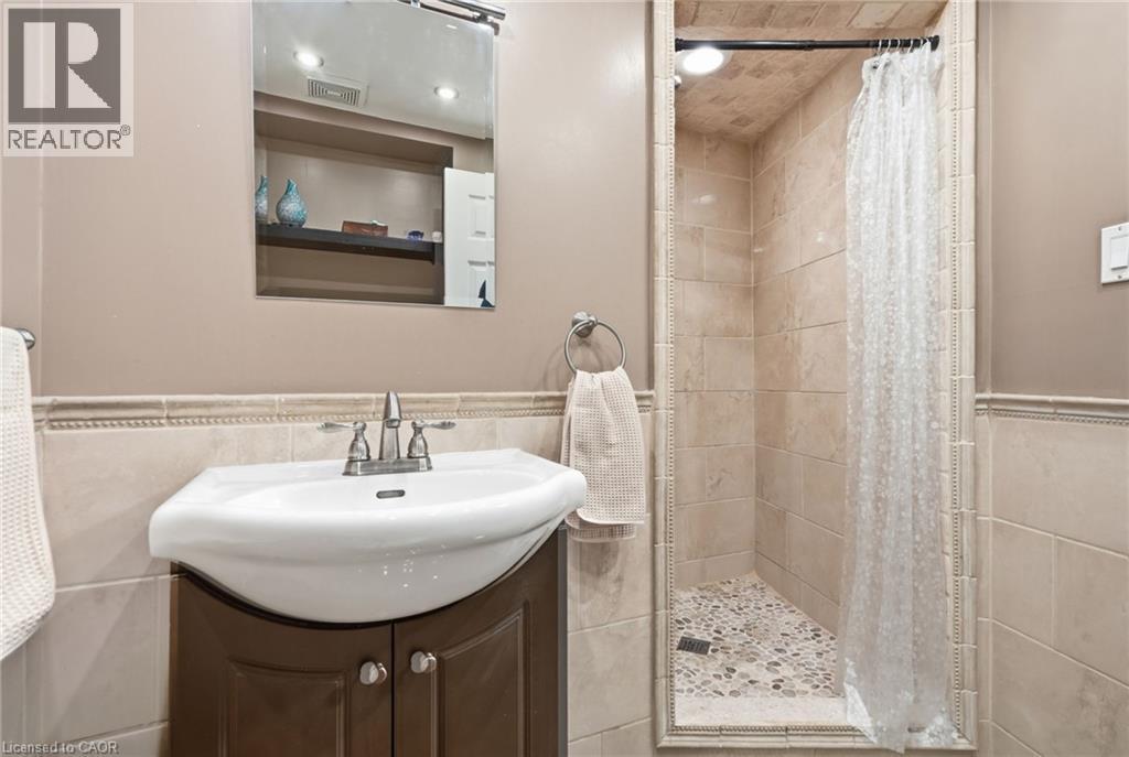 49 Markson Crescent, Hamilton, ON - Indoor Photo Showing Bathroom