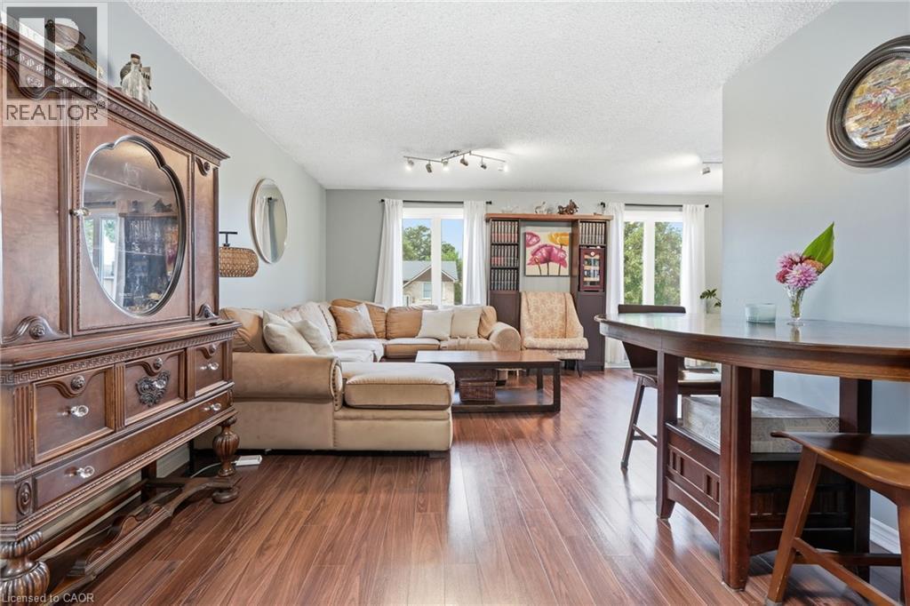 49 Markson Crescent, Hamilton, ON - Indoor Photo Showing Living Room