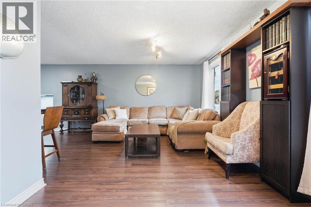 49 Markson Crescent, Hamilton, ON - Indoor Photo Showing Living Room