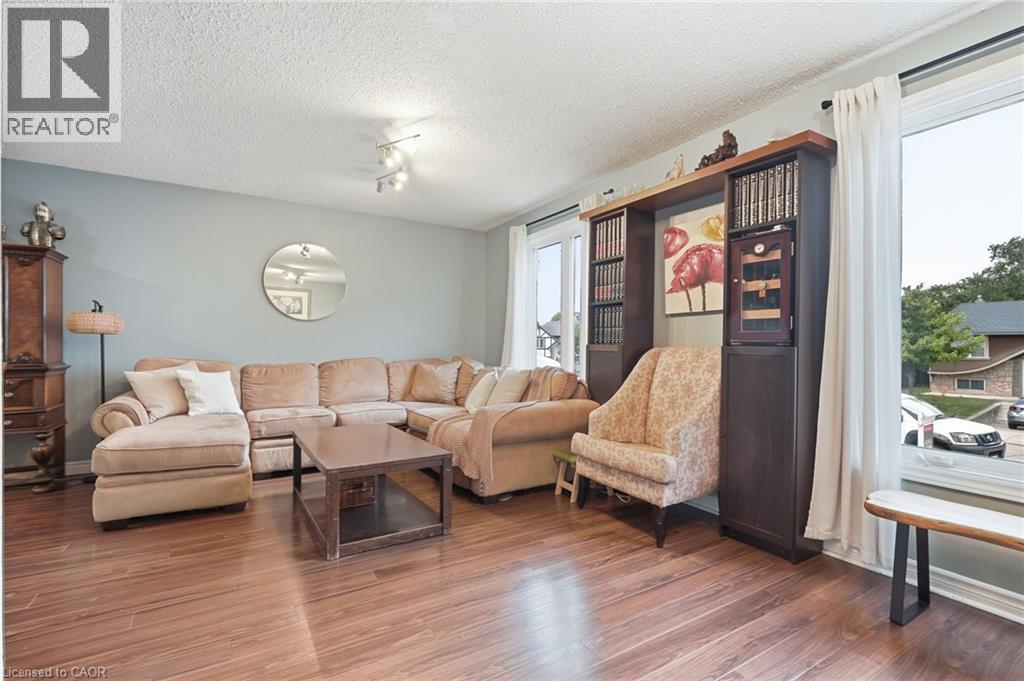 49 Markson Crescent, Hamilton, ON - Indoor Photo Showing Living Room