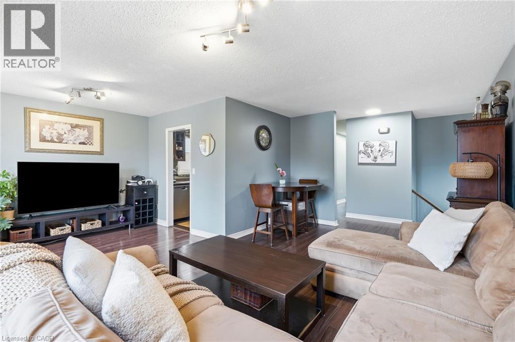 49 Markson Crescent, Hamilton, ON - Indoor Photo Showing Living Room
