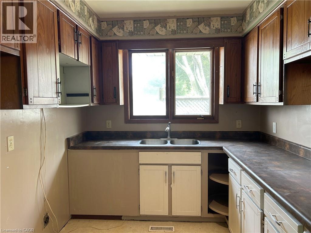 90 Queensway E, Simcoe, ON - Indoor Photo Showing Kitchen With Double Sink