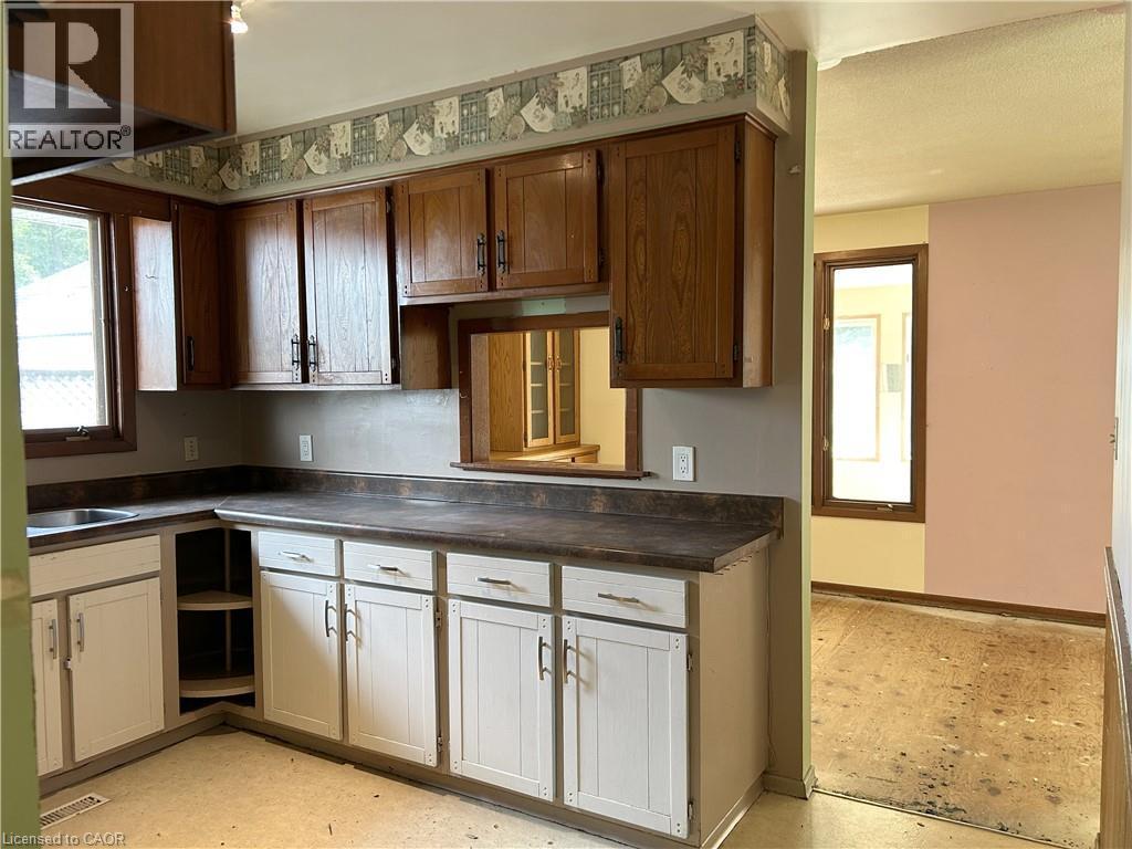 90 Queensway E, Simcoe, ON - Indoor Photo Showing Kitchen