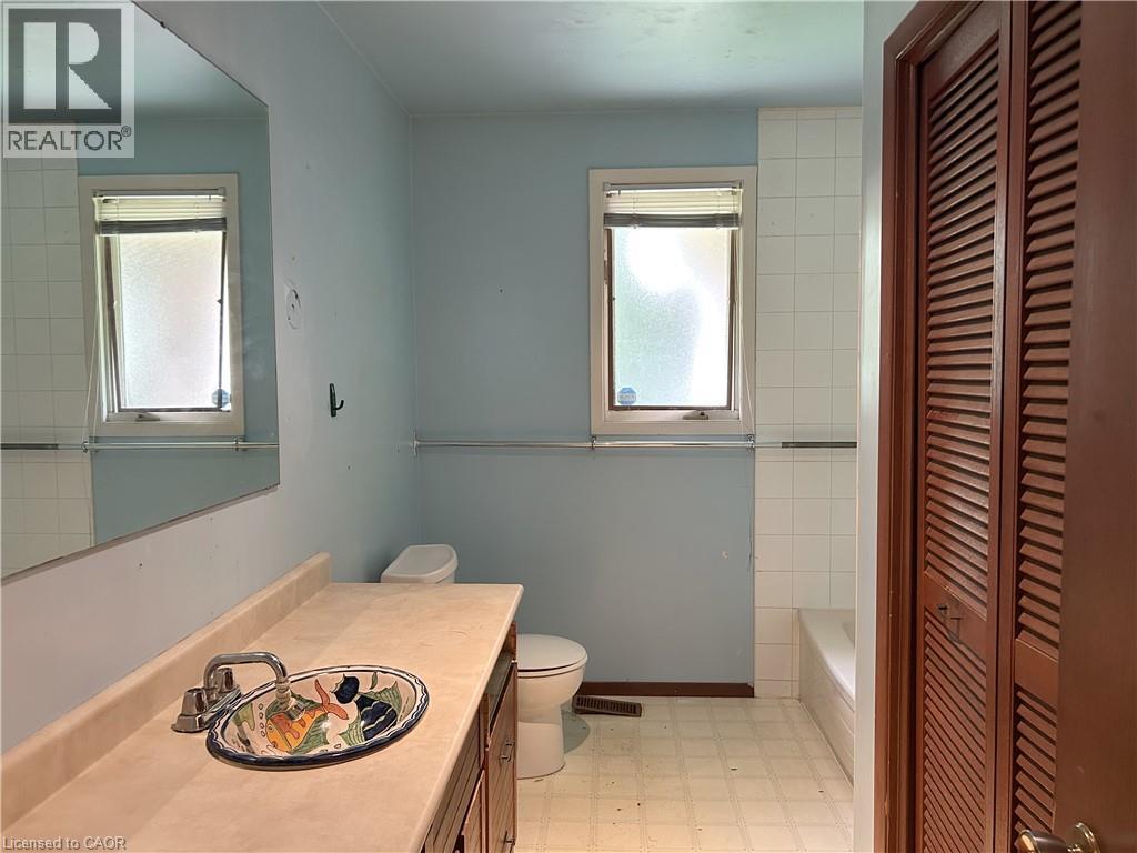 4 pc - 90 Queensway E, Simcoe, ON - Indoor Photo Showing Bathroom