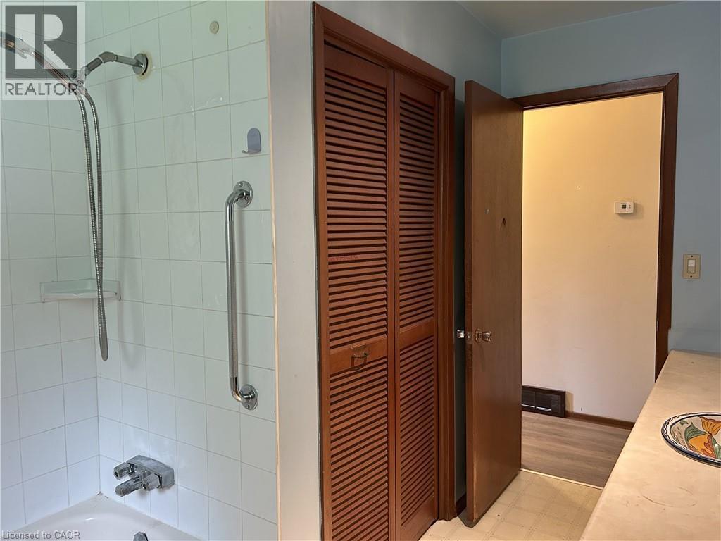 90 Queensway E, Simcoe, ON - Indoor Photo Showing Bathroom