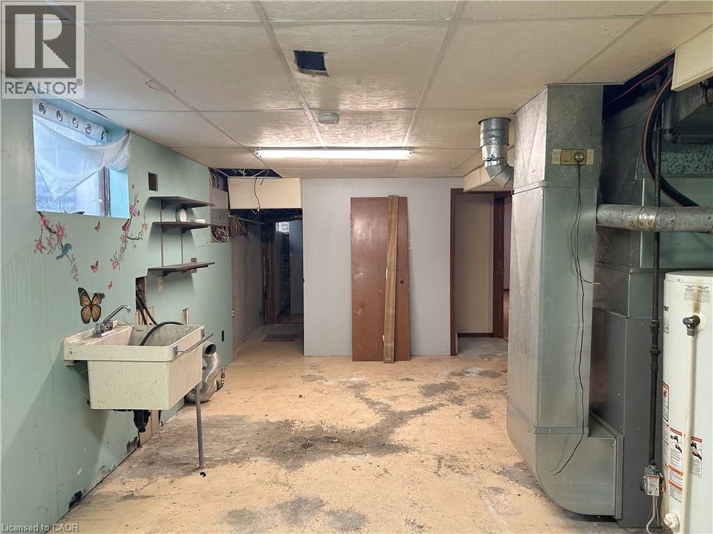 90 Queensway E, Simcoe, ON - Indoor Photo Showing Basement