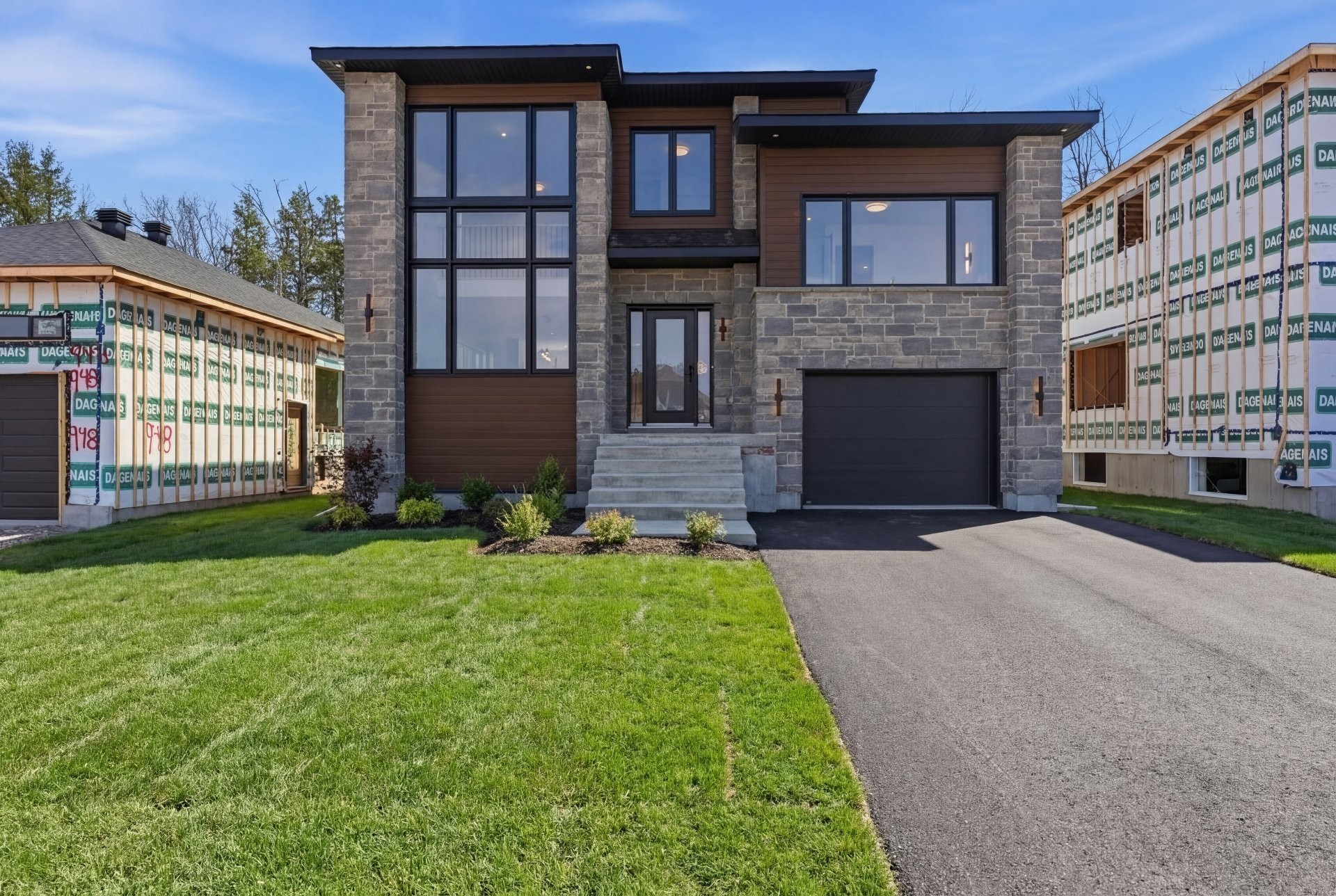 Front of Structure - Rue Des Cèdres, L'Assomption, QC - Outdoor With Facade