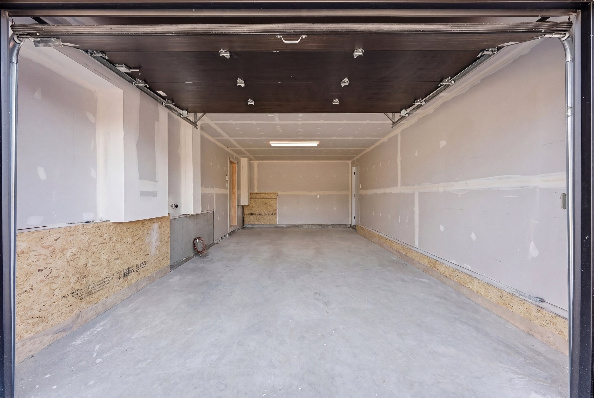 Garage - Rue Des Cèdres, L'Assomption, QC - Indoor Photo Showing Garage