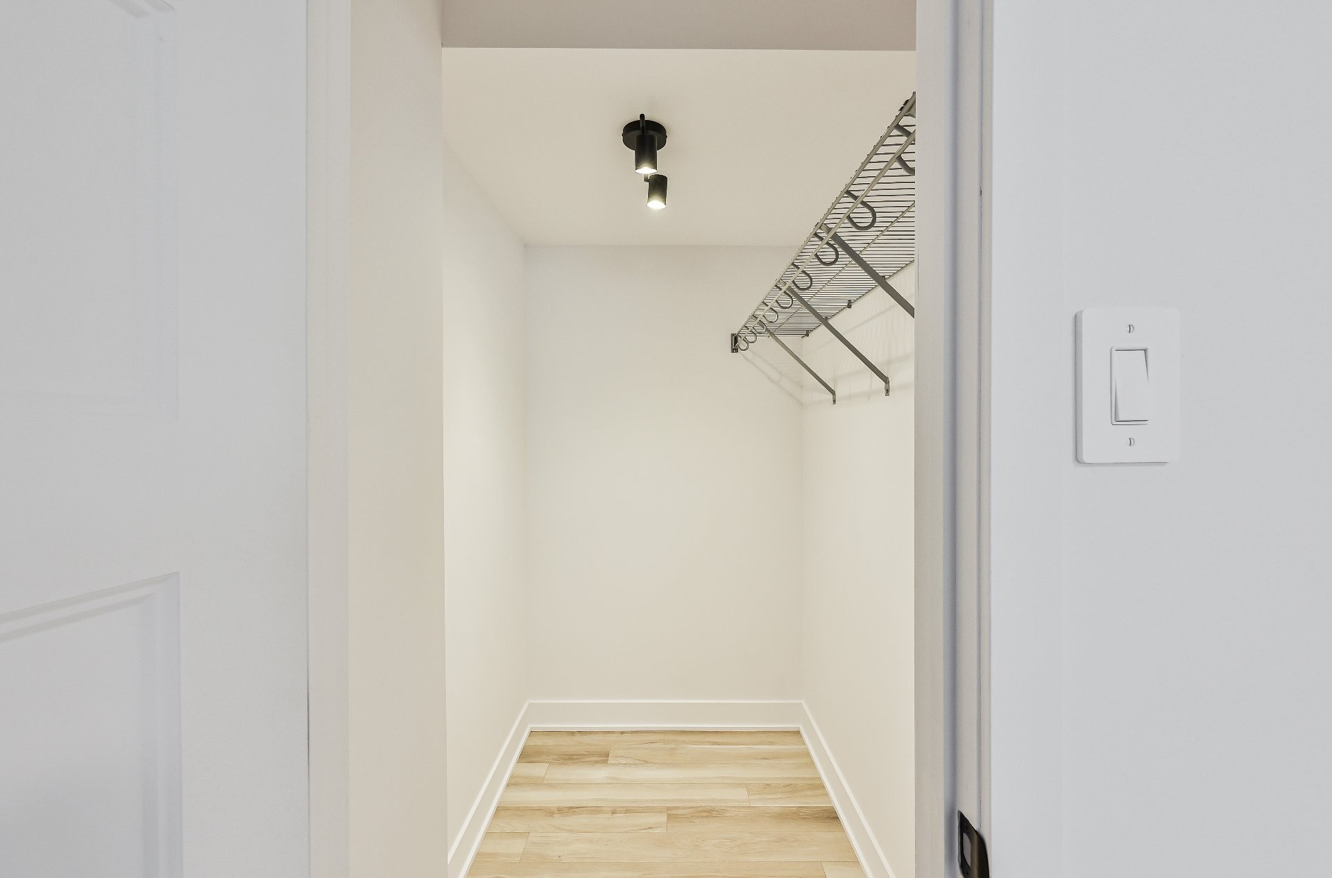 Closet - Rue Des Cèdres, L'Assomption, QC - Indoor