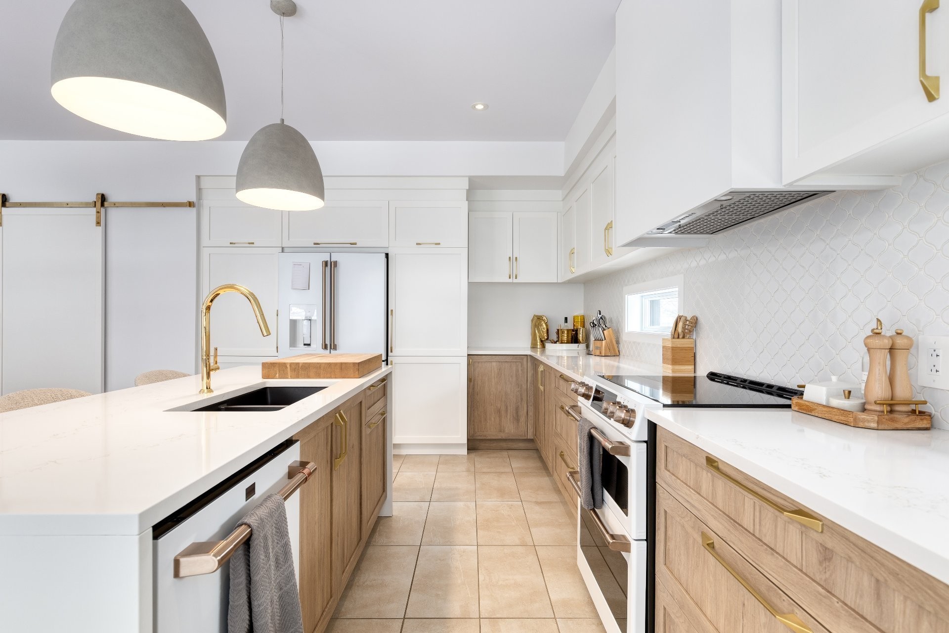 Kitchen - Rue Des Cèdres, L'Assomption, QC - Indoor Photo Showing Kitchen With Double Sink With Upgraded Kitchen