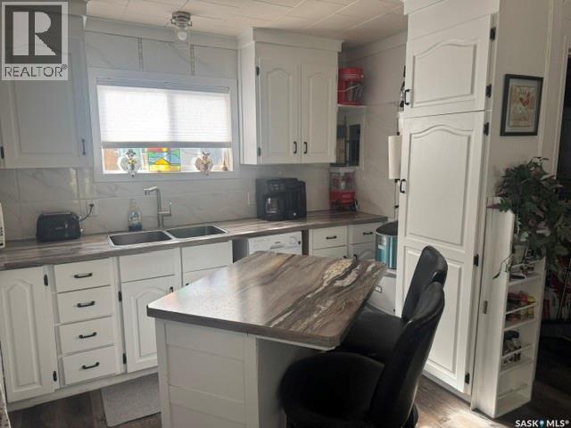 332 Mariner Avenue, Aquadeo, SK - Indoor Photo Showing Kitchen With Double Sink