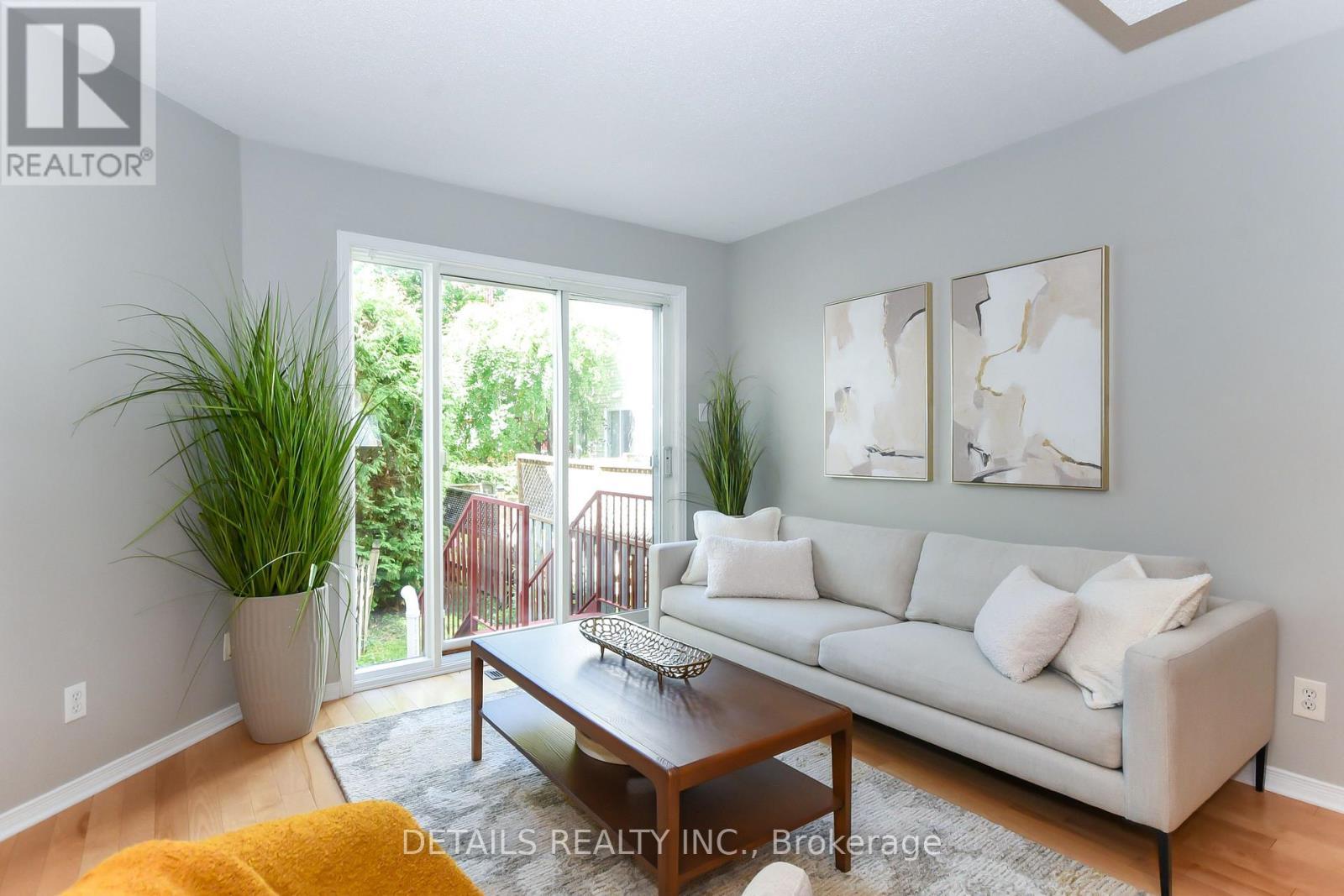 158 Forward Avenue, Ottawa, ON - Indoor Photo Showing Living Room