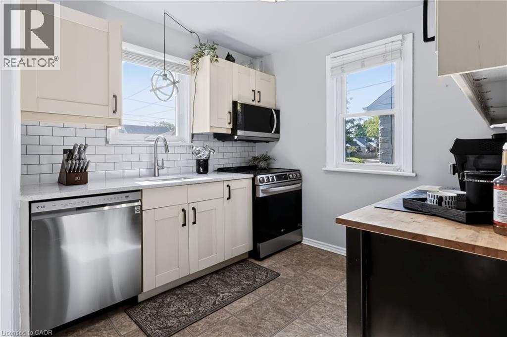 164 Charlotte Street, Hamilton, ON - Indoor Photo Showing Kitchen