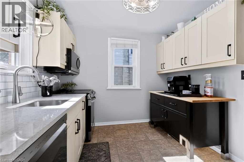 164 Charlotte Street, Hamilton, ON - Indoor Photo Showing Kitchen