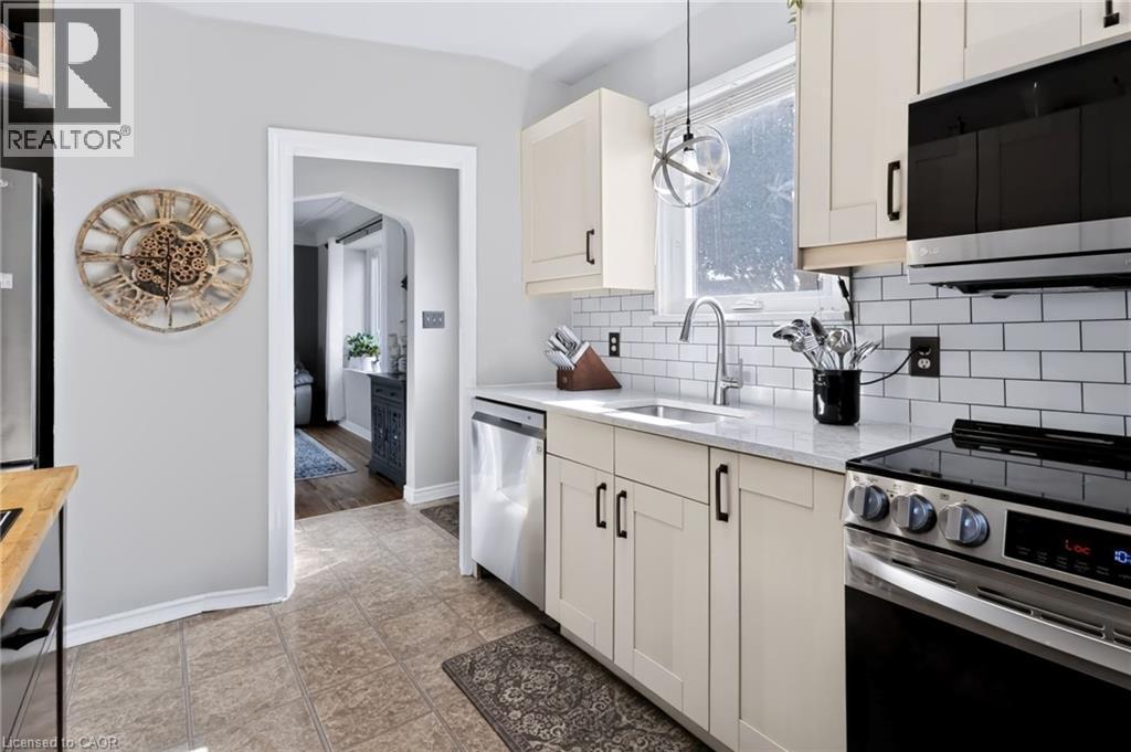 164 Charlotte Street, Hamilton, ON - Indoor Photo Showing Kitchen