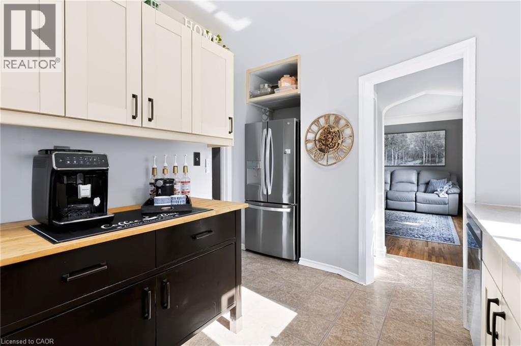 164 Charlotte Street, Hamilton, ON - Indoor Photo Showing Kitchen